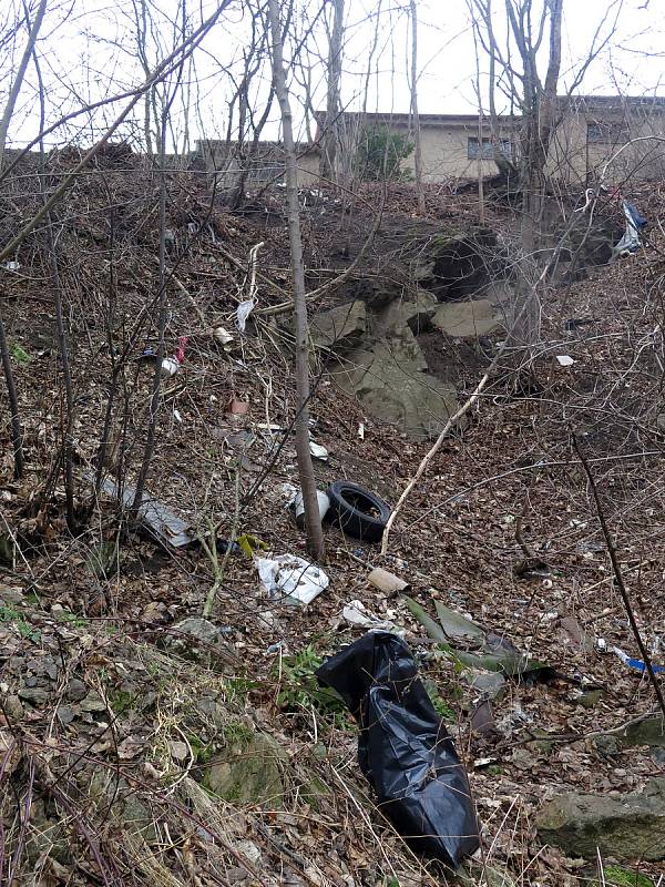Odpad pod garážemi v Borovině u trati.