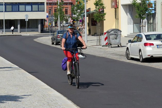 Otevřít náměstí autům a ulevit tak dopravě? Podle vedení Třebíče by to nepomohlo