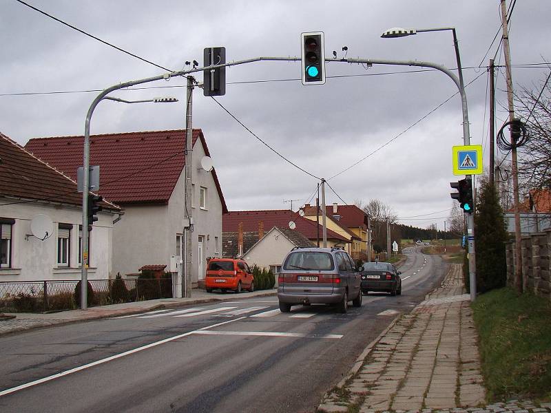 Podle některých obyvatel Pocoucova (na snímku) se zpomalovací semafor v jejich vesnici neosvědčil, řidiče pod ním totiž často projíždějí, i když svítí červená. 