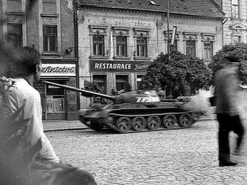 Tanky v třebíčských ulicích, jak je v prvních dnech srpnové okupace zachytil fotograf Vladimír Brauner.