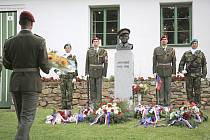V Dolních Vilémovicích na Třebíčsku si lidé 25. června připomněli 80 let od smrti místního rodáka, parašutisty Jana Kubiše.