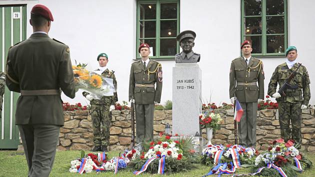 V Dolních Vilémovicích na Třebíčsku si lidé 25. června připomněli 80 let od smrti místního rodáka, parašutisty Jana Kubiše.