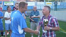 Ocenění po okříšském finále Poháru OFS Třebíč dostala trojice rozhodčích, poražený tým Starče a vítěznou trofej pak z rukou předsedy Okresního fotbalového svazu Radka Zimy převzal kapitán Náměště-Vícenic Lukáš Vrba.