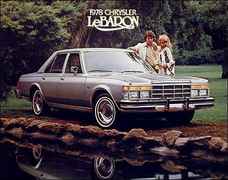 Chrysler Le Baron 1978. Záď vozu odhalí své kouzlo až po setmění.