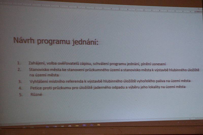 Veřejné zasedání zastupitelů města Jaroměřice nad Rokytnou o vyhlášení referenda kvůli možnému vybudování úložiště jaderného odpadu.