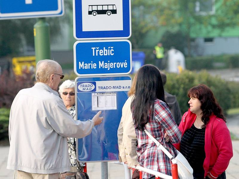 Cestující, kteří nenastudovali s předstihem nový jízdní řád, se včera na zastávkách snažili zjistit informace, jak se co nejrychleji mohou v rámci nového systému linek dopravit do svého cíle.