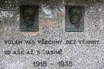 Pomníček Masaryka a Beneše v Třebíči-Týně přečkal nacisty i komunisty.