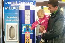 Mohelno – Vzhledem k častým negativním reakcím hygieniků na čerstvé nepasterizované kravské mléko z automatů oslovil Deník také druhou stranu. Za provozovatele mléčných automatů se vyjádřil jeden z nich – Michal Smetana, ředitel společnosti Agro Mohelno.