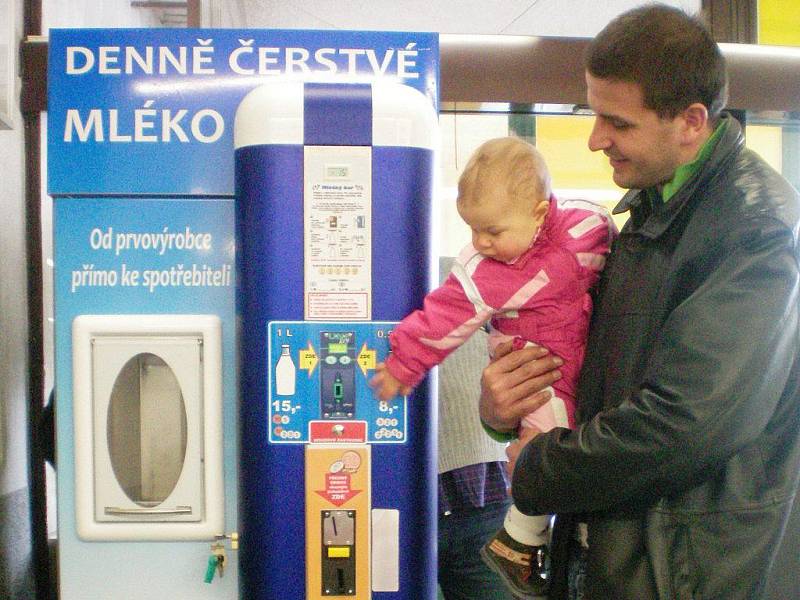 Mohelno – Vzhledem k častým negativním reakcím hygieniků na čerstvé nepasterizované kravské mléko z automatů oslovil Deník také druhou stranu. Za provozovatele mléčných automatů se vyjádřil jeden z nich – Michal Smetana, ředitel společnosti Agro Mohelno.