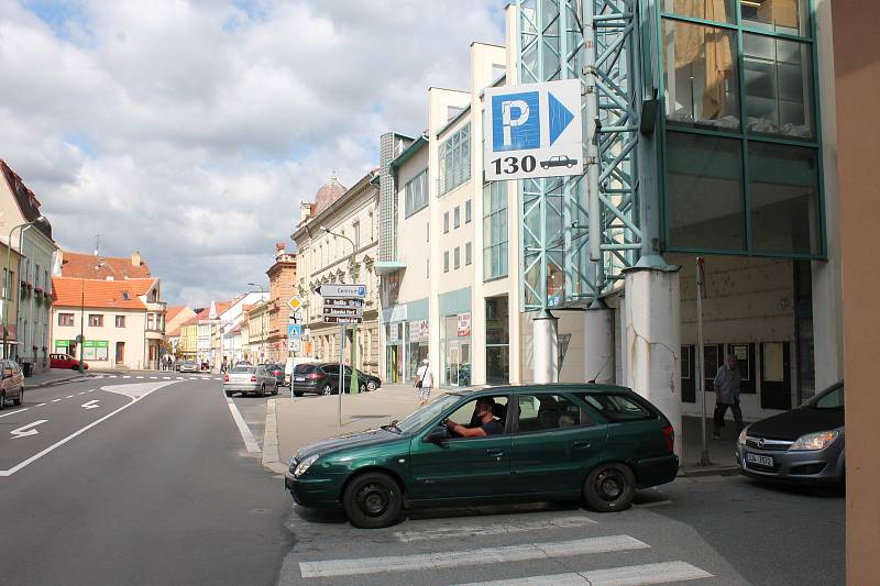 Současný stav obchodního domu v centru Třebíče v ulici S. Osovského, kde bývala Delvita a posléze Billa.