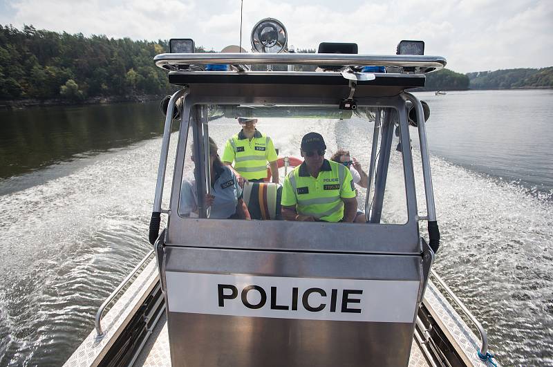 Policejní hlídka na Dalešické přehradě.