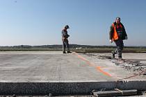 Část pojezdové dráhy na vojenském letišti u Náměště nad Oslavou prochází plánovanou rekonstrukcí. Mění se železobetonový povrch, jde o vrstvu o síle 12 až 14 centimetrů. Od úterý 3. října tak nesmějí letiště po dva týdny využívat křídlaté letouny.