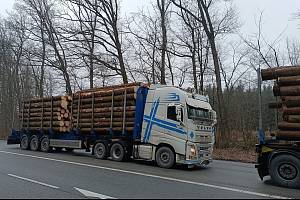 Kontrola kamionů u obce Horky na Třebíčsku.