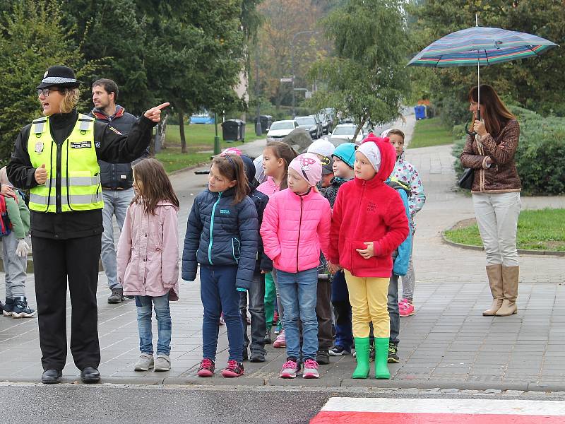 Prvňáci si vyzkoušeli správné přecházení silnice. A viděli srážku auta s Vendelínem Neopatrným.