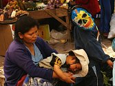 Fotka, tak jak ji život v Peru přinesl. Máma s dětmi na tržišti.