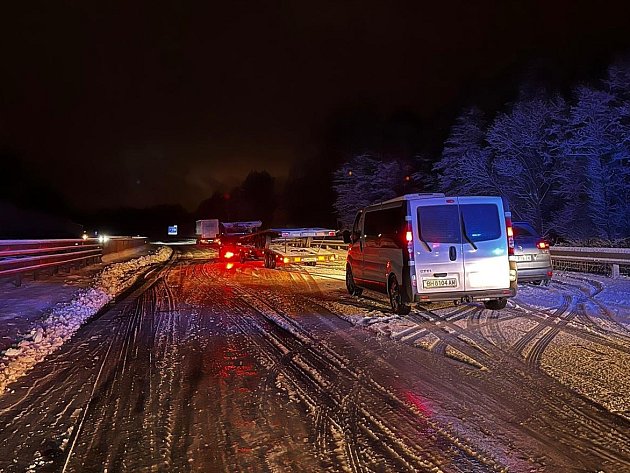 Sníh na Vysočině: kamion blokuje D1 u Jiřic, další stojí u Stonařova i Želetavy