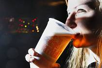 Na zdraví. Připít si některým z mnoha druhů piv, nebo jen sledovat bohatý kulturní program. To vše je možné na Třebíčských slavnostech piva.