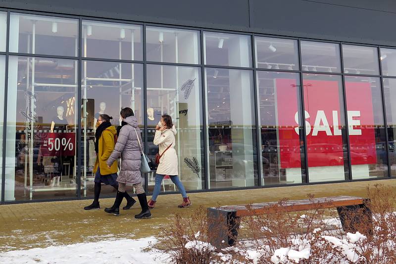 Obchody v třebíčském Stop-Shopu sice avizují slevy až 50 %, zájem o koupi ale příliš velký není.