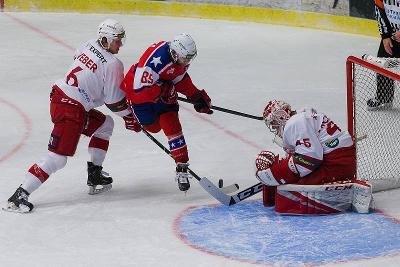 Třebíčští hokejisté (v červenomodrých dresech) na svém ledě podlehli Slavii 2:4 a do čtvrtfinále play-off Chance ligy se nepodívají. Sezona jim končí!