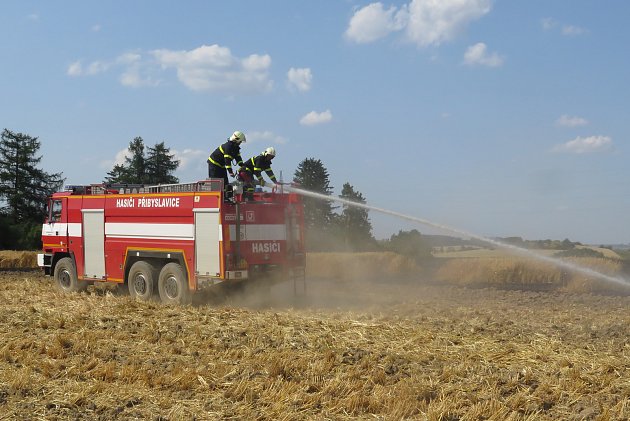 VIDEO: Na velký požár pole na Vysočině vyjeli profesionální i dobrovolní hasiči