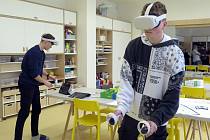 Nové digitální učebny základní školy v Okříškách nabízejí výuku robotiky či výlety po celém světě včetně vesmíru pomocí virtuální reality.