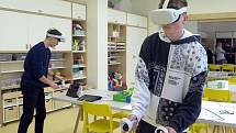 Nové digitální učebny základní školy v Okříškách nabízejí výuku robotiky či výlety po celém světě včetně vesmíru pomocí virtuální reality.