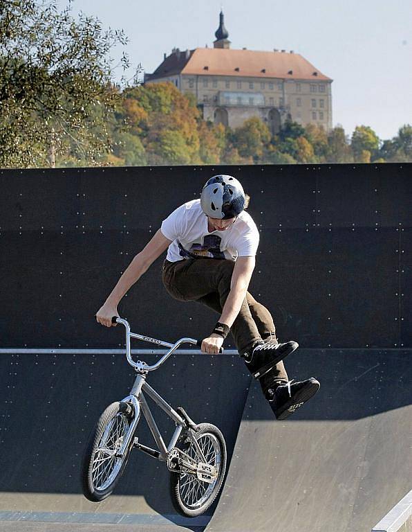 U fotbalového hřiště město ve spolupráci s Nadací ČEZ nechalo vybudovat skate–bike park za 1,4 milionu korun.