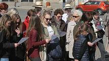 Společné čtení básní přilákalo na Karlovo náměstí desítky lidí. Zapojit se mohli také do akce Guerilla poetring.