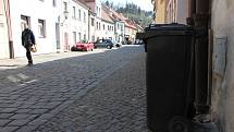 Popelnice v ulicích Zámostí v Třebíči. Duben 2019. Od května do září tam nebudou smět být. Jen při svozu odpadu.