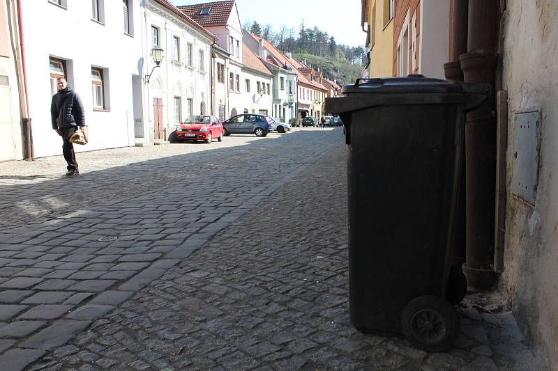 Popelnice v ulicích Zámostí v Třebíči. Duben 2019. Od května do září tam nebudou smět být. Jen při svozu odpadu.