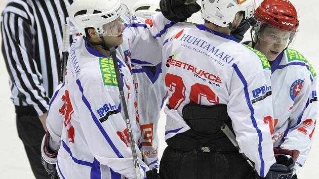 Hokejoví junioři Horácké Slavie rozstříleli Warrior na třebíčském ledě 8:1 a gólově se urodilo i v Brně, kde vyhráli 6:0.   