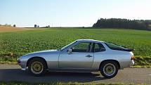 Porsche 924 Rostislava Fišera z Třebíče vozilo dříve i Bonna Scotta z proslulé hardrockové skupiny AC/DC.