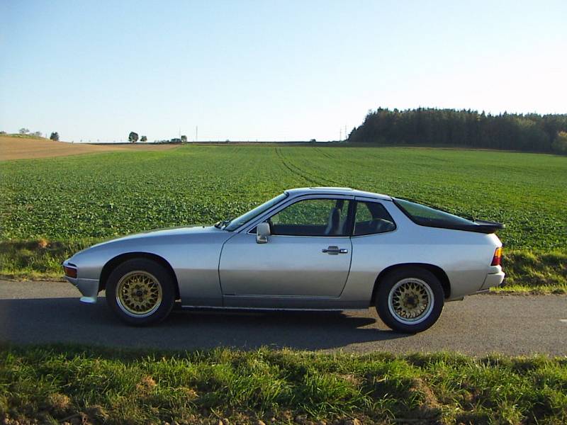 Porsche 924 Rostislava Fišera z Třebíče vozilo dříve i Bonna Scotta z proslulé hardrockové skupiny AC/DC.