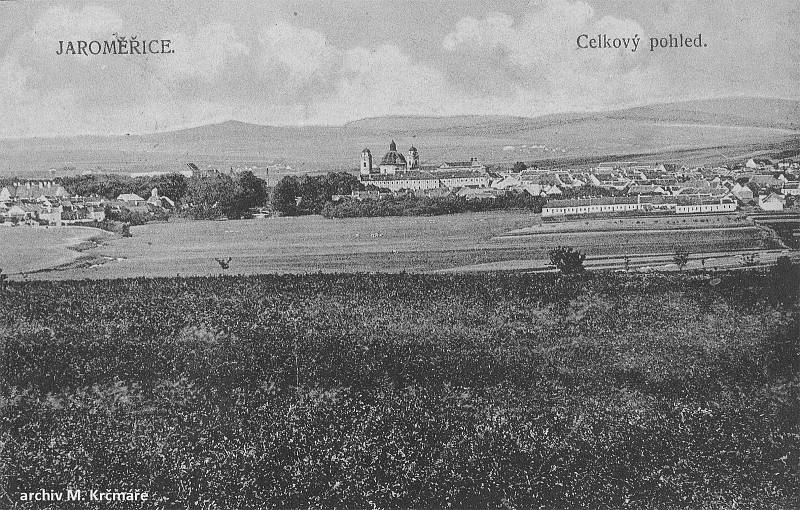 Celkový pohled na Jaroměřice nad Rokytnou. Zřejmě rok 1921.