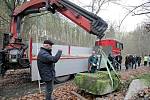 Z lesa poblíž dukovanské jaderné elektrárny ve středu dělníci s pomocí těžké techniky vyzvedli kamenný kvádr, který bude symbolickým základním kamenem pátého bloku elektrárny.