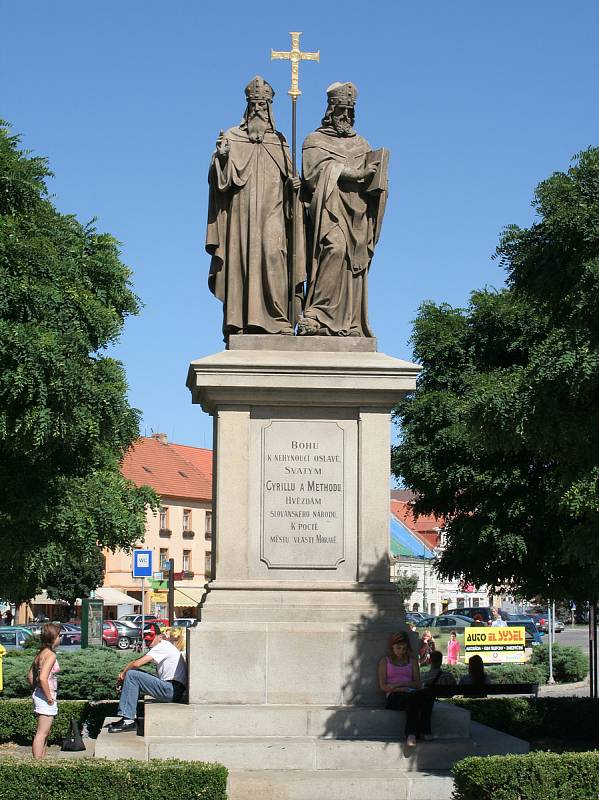 Náměstí vévodí sousoší svatých Cyrila a Metoděje.