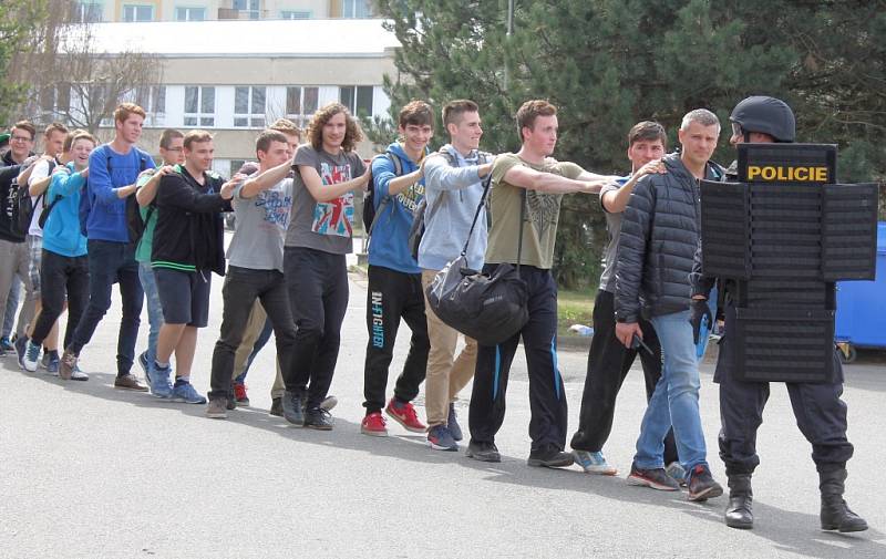 Policisté, zdravotníci a hasiči cvičili zásah proti střelcům v budově školy.