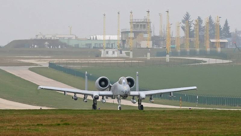 Na vrtulníkové základně v Náměšti nad Oslavou ve středu příletem čtyř letounů A-10 Thunderbolt z 354. stíhací letky vzdušných sil USA, dislokované v Německu, začal výcvik českých předsunutých leteckých návodčích.