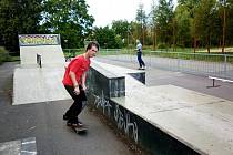 Skateboardista Jan Růžička se chystá předvést jeden z triků v moravskobudějovickém skateparku. Zároveň doufá, že se dočká nového povrchu, protože ten stávající už se rozpadá.