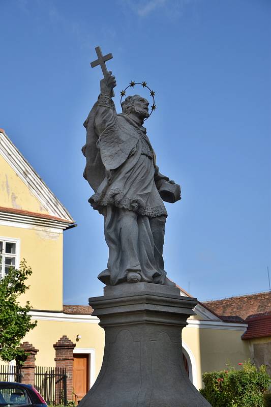 Socha sv. Jana Nepomuckého v centru městyse u základní školy