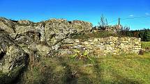 Pozůstatky zaniklé osady a tvrze Mstěnice. V pozadí vodní páry z chladících věží JE Dukovany, foto Ludvík Havlát