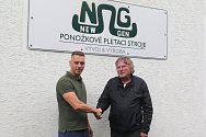 Radek Lošák (vlevo) převezme po Pavlu Uhlířovi firmu New Gen, čímž v Třebíči zůstane zachována tradice výroby pletařských strojů.