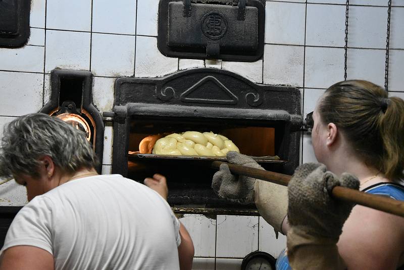 Tomáš Weber obnovil výrobu v pekárně v Třebíči. Svoje pečivo peče v parní peci z roku 1933.  V té době tam totiž fungovala Weberova pekárna.