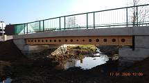 Tento most postavili nedávno v Bohunicích na Prachaticku. Projekt zastřešil Roman Fojtík z Vysoké školy báňské Ostrava. Foto:
