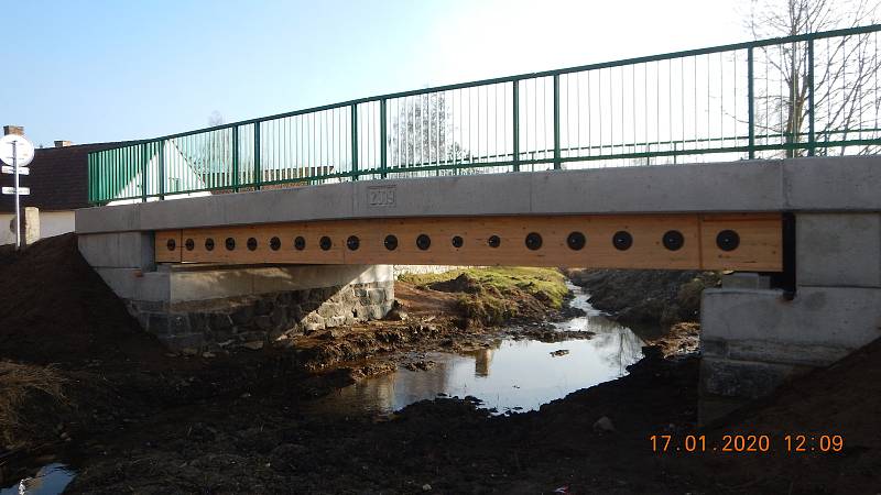 Tento most postavili nedávno v Bohunicích na Prachaticku. Projekt zastřešil Roman Fojtík z Vysoké školy báňské Ostrava. Foto: