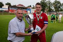 Takto předseda KFS Vysočina Radek Zima (vlevo) předával kapitánovi fotbalistů Nové Vsi předloni v červnu pohár za vítězství ve finále krajského poháru.