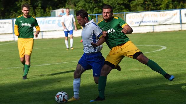 Fotbalisté Šebkovic (v zelených dresech) přivezli ze hřiště rezervy FC Žďas tři body za výhru 2:1. Oba celky dohrávaly v nekompletním složení.