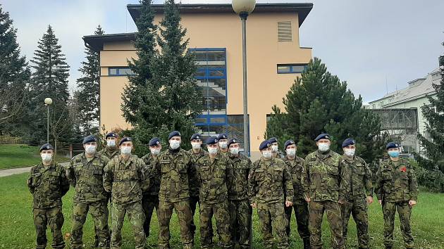 Do třebíčské nemocnice přijeli pomáhat vojáci, jako sanitáři na covidové stanici