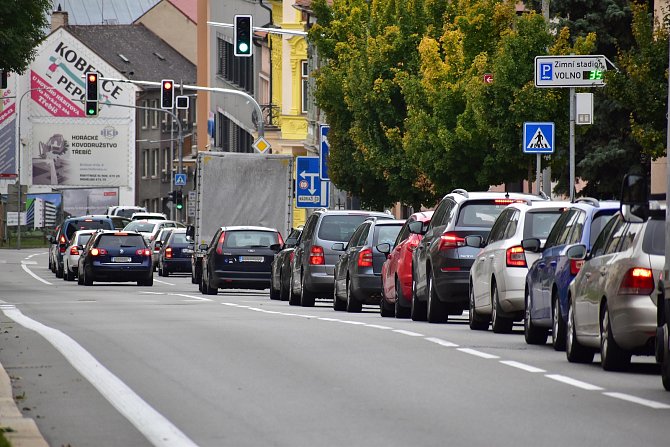 Třebíčské semafory mají signální plány, které dynamicky reagují na situaci v dopravě. Ani ony však nejsou schopné odstranit kolony v době dopravní špičky.