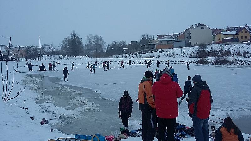 Zima jako od Lady. Děti jezdí na saních nebo se prohánějí na bruslích